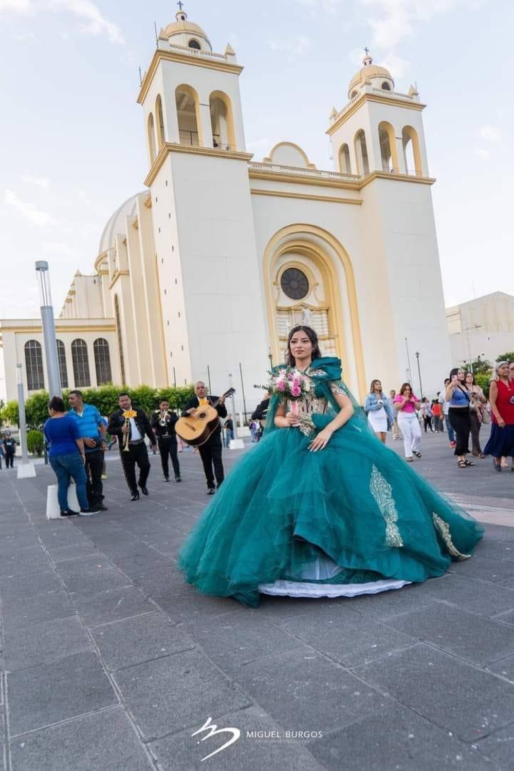 La joven Luna se hizo a compañar de un mariachi para una escena espectacular.