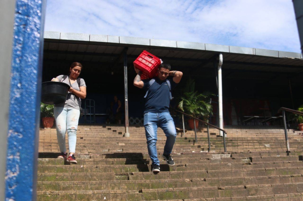 Las autoridades dejaron entrar a algunos vendedores al edificio cuatro para sacar los productos perecederos. / Lisbeth Ayala 