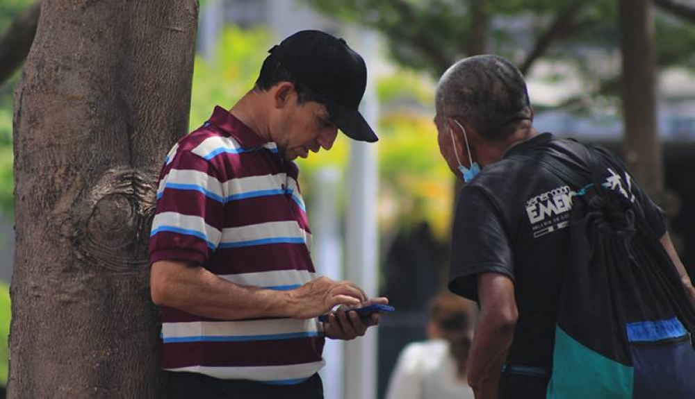 En promedio, hay 1.7 celulares por cada habitante en El Salvador. /DEM,image_description: