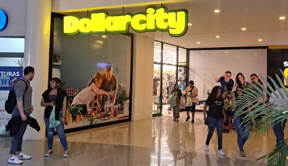 Tienda de Dollarcity en el centro comercial de Metrocentro, San Salvador, donde inició su travesía. /DEM,image_description: