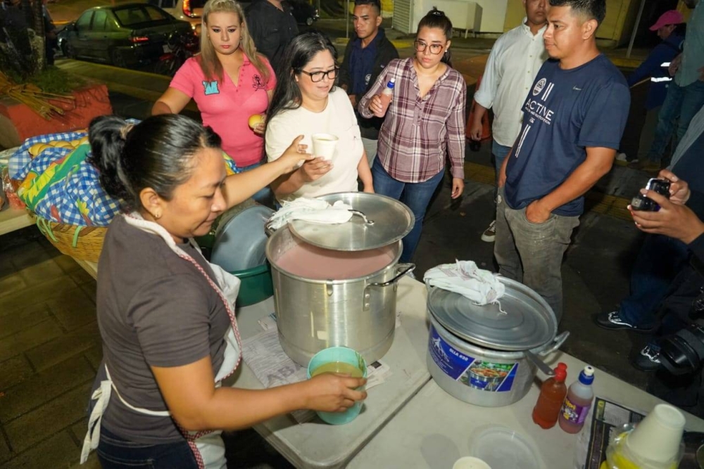 Peatones y automovilistas se transitaron por la zona degustaron de atol shuco. /Prensa San Salvador Centro.