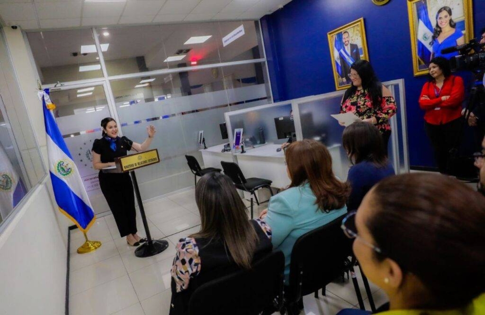 La viceministra de la Diáspora y Movilidad Humana, Cindy Portal, en la reapertura de la oficina de Cancillería en el centro comercial Pasatiempo. / RREE.