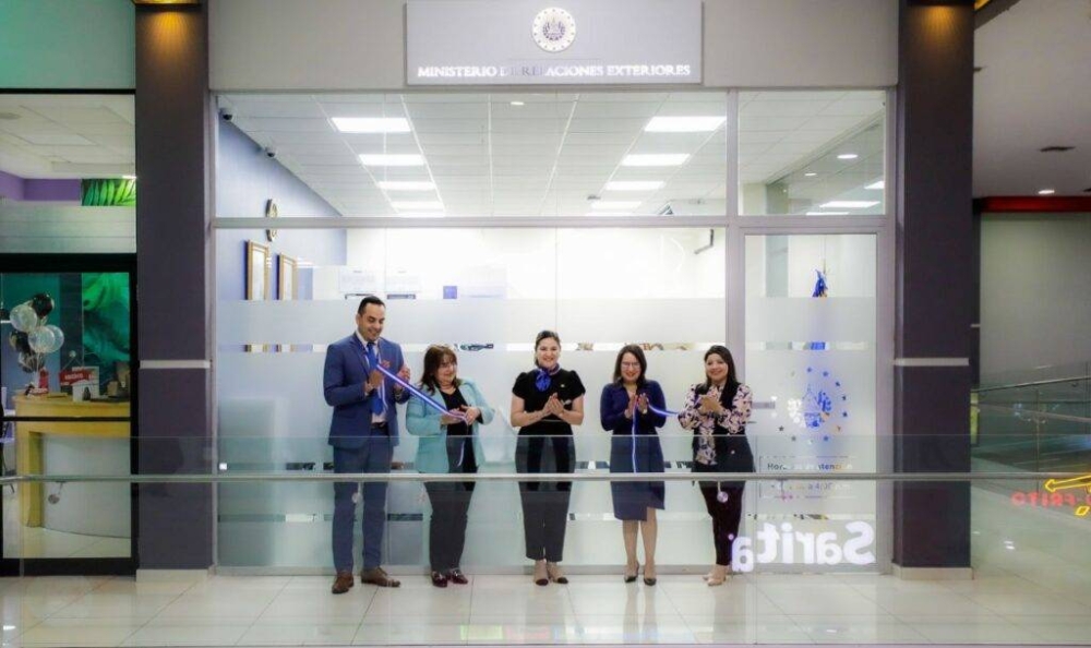 La viceministra de la Diáspora y Movilidad Humana, Cindy Portal, en la reapertura de la oficina de Cancillería en el centro comercial Pasatiempo. / RREE.,image_description: