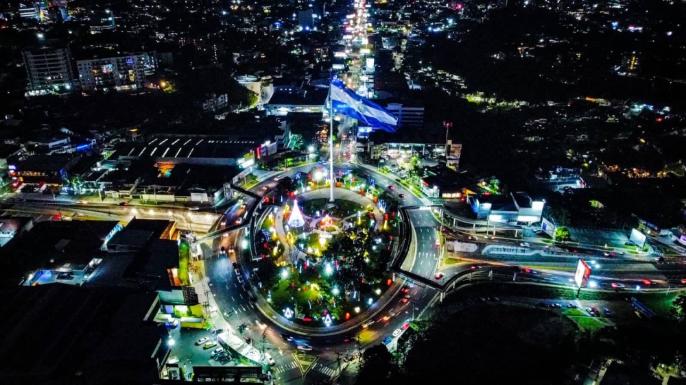 Vista de nueva bandera de El Salvador en la plaza Masferrer esta madrugada. /Cortesía,image_description: