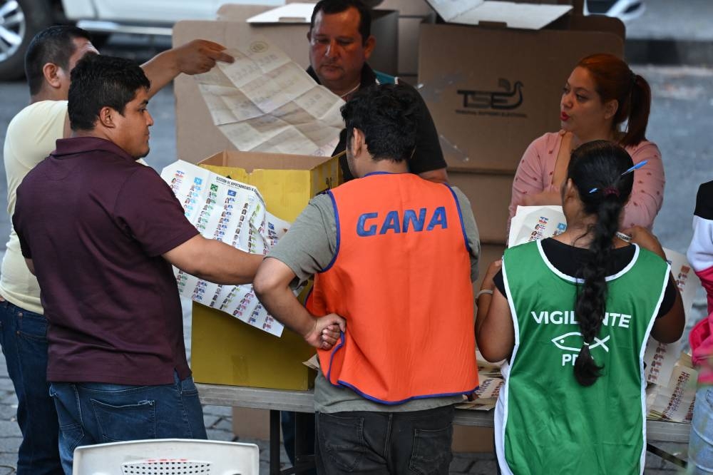 Empleados electorales abren las cajas de votos luego de la jornada electoral presidencial y legislativa. / AFP.