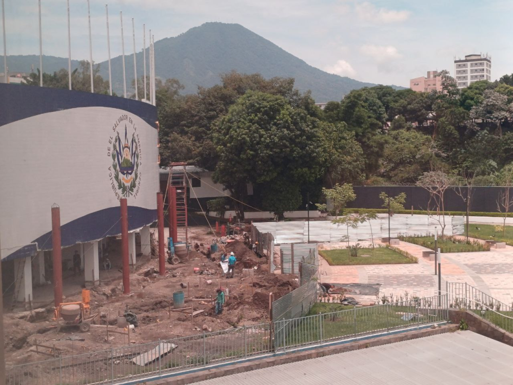 Los trabajos frente al Salón Azul de la Asamblea Legislativa continuaban este jueves. / Jessica Guzmán.,image_description: