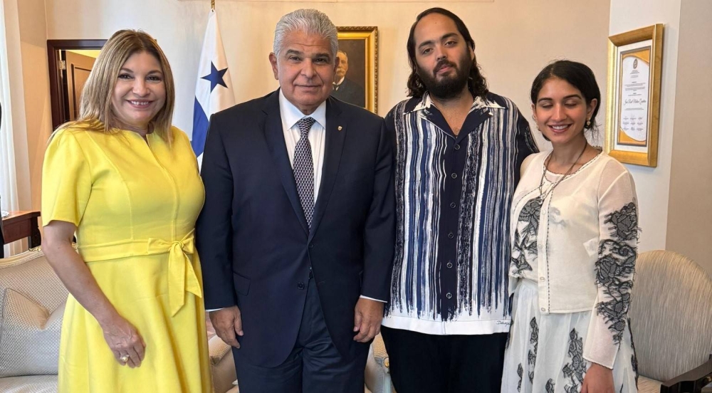 Lamentablemente, Radhika Merchant cerró los ojos para la foto del mandatario panameño.,image_description: