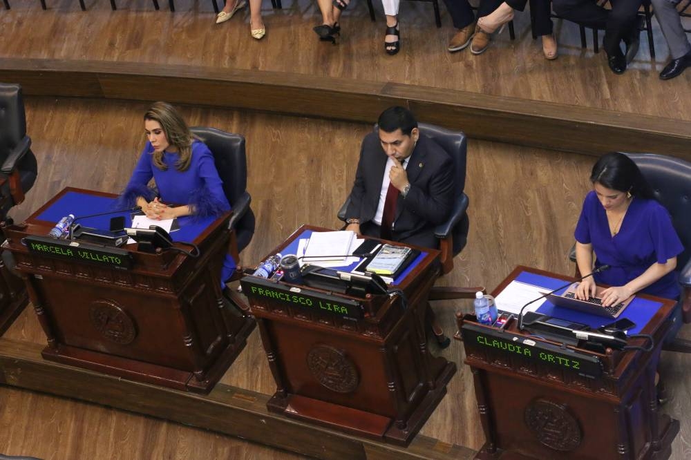 Marcela Villatoro y Francisco Lira, de Arena y Claudia Ortiz, de Vamos, en la sesión plenaria del 1 de mayo de 2024. / Lisbeth Ayala.,image_description: