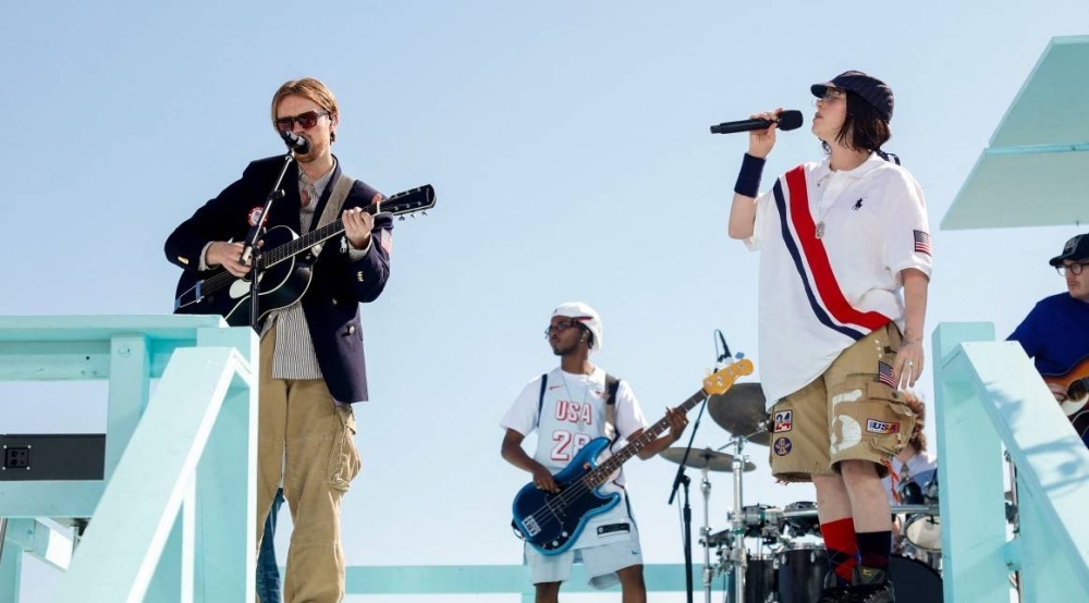 Finneas y Billie Eilish en la Celebración de entrega de los Juegos Olímpicos Los Ángeles 2028. / AFP.