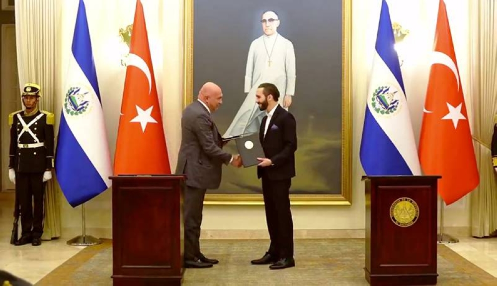 Robert Yuksel, CEO de Yilport, junto con el presidente de El Salvador, Nayib Bukele. /Vídeo CAPRES,image_description: