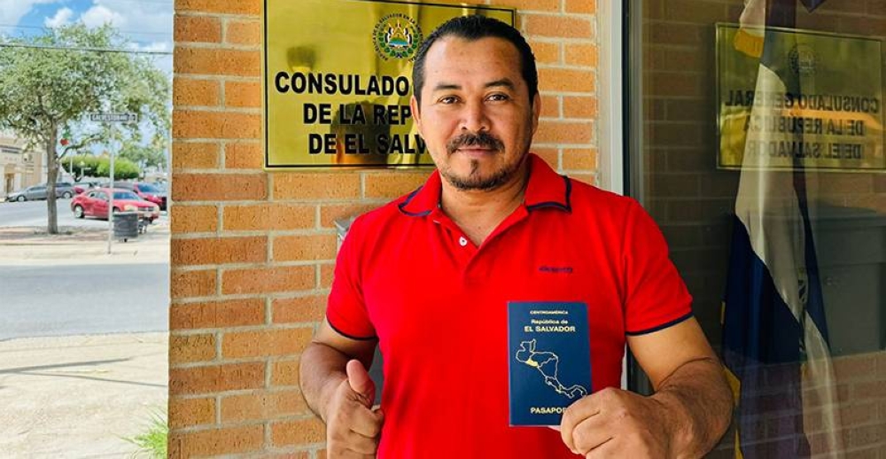 Emisiou0301n de pasaportes salvadorenu0303os en consulados. / ConsulMcAllenSV,image_description: