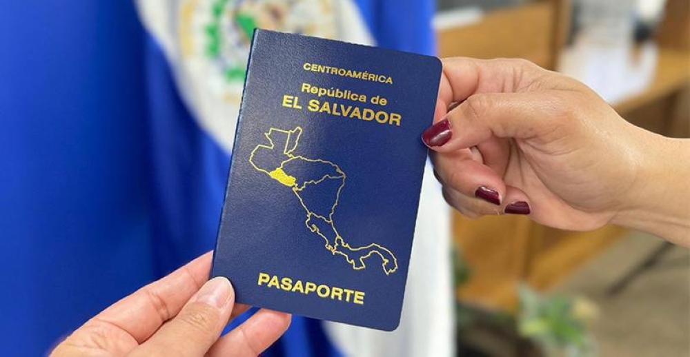 Pasaportes salvadoreños. / @ConsulAuroraSV