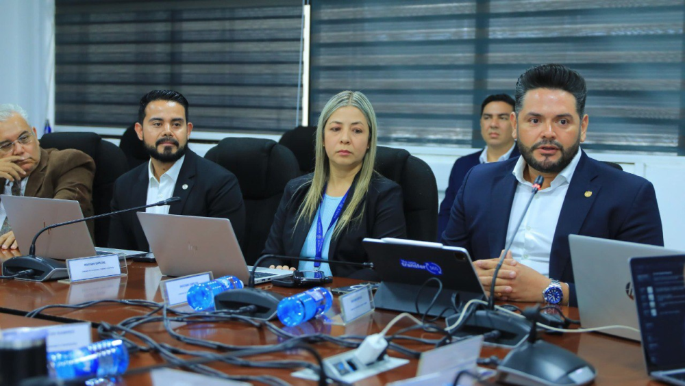 Autoridades del BCR en la Comisión de Tecnología, Turismo e Inversión de la Asamblea Legislativa. / AsambleaSV.,image_description: