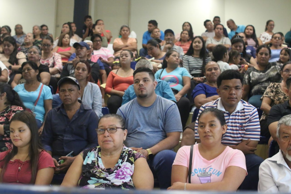 Familias de las comunidades beneficiadas llegaron a la Asamblea Legislativa. / Lisbeth Ayala.