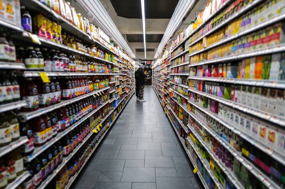 Una persona comprando en un supermercado en Nueva York. /AFP,image_description: