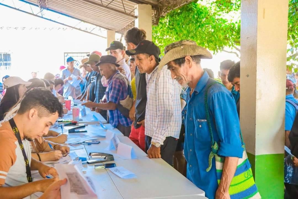 Fila para anotarse en un listado de entrega de los sacos de fertilizantes.