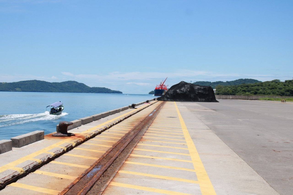 Vista del canal de acceso del Puerto de La Unión, donde solo se encuentra un barco y una lancha pesquera. /Alexander Montes ,image_description: