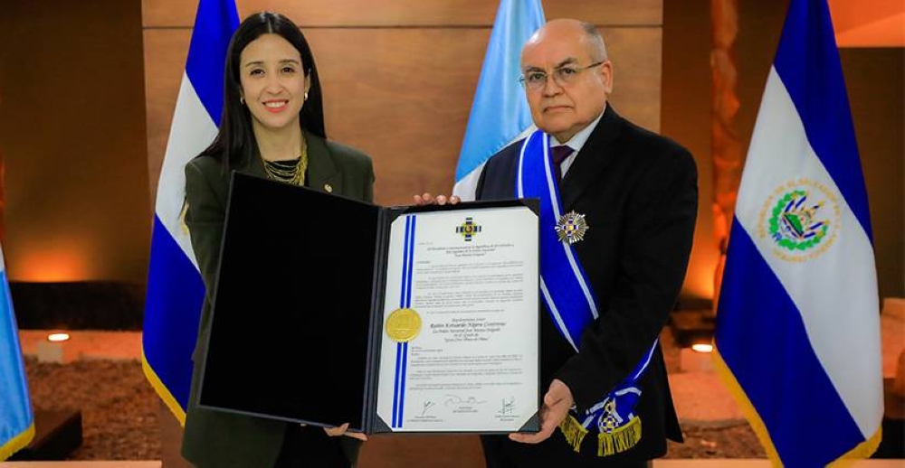 Entrega de Orden Nacional Joseu0301 Matiu0301as Delgado a embajador de Guatemala en El Salvador. / cancilleriasv,image_description: