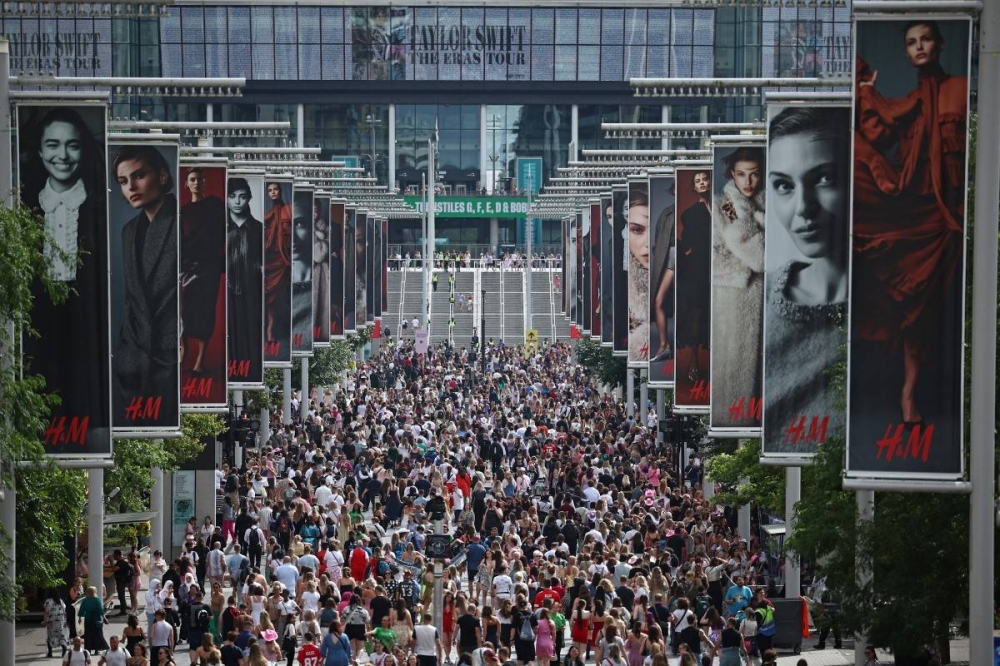 Unos 90 mil fans se esperan para cada uno de los conciertos de la estrella de 34 años, con dispositivos de seguridad reforzada. Photo by HENRY NICHOLLS / AFP,image_description: