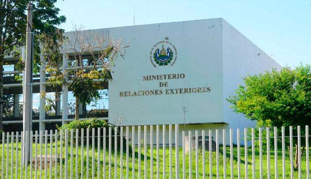 El Ministerio de Relaciones Exteriores está ubicado en Ciudad Merliot.,image_description: