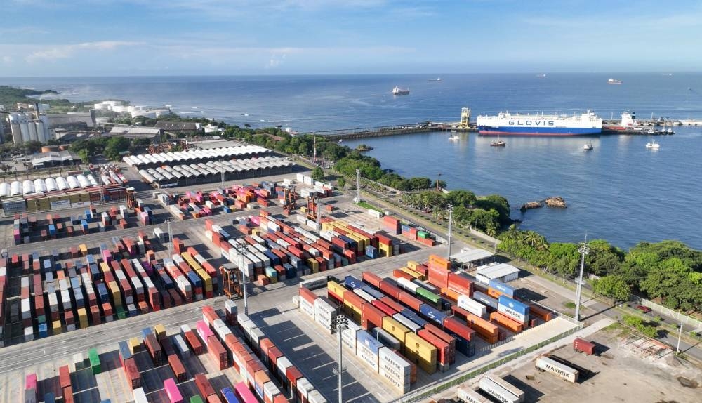 El Puerto de Acajutla es una de las vías clave que El Salvador tiene con el comercio exterior, pero la saturación de la terminal provoca demora en la recepción y envío de mercancía. /CEPA,image_description: