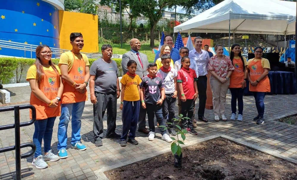 Autoridades y niños fueron parte de esta siembra especial e histórica para los salvadoreños. / Foto: Jhoel Díaz,image_description: