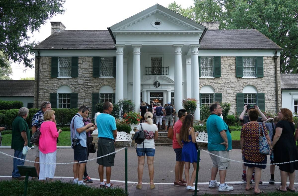 Visitantes frente a la mansión Graceland en Memphis, Tennessee. / Photo by MANDEL NGAN / AFP,image_description: