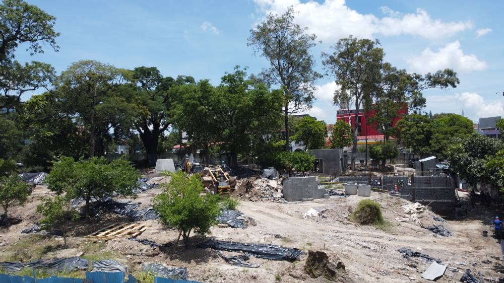 Otro parque intervenido es el Simón Bolívar, ubicado sobre la calle Rubén Darío, en el Centro de San Salvador. Estos trabajos iniciaron en diciembre del año 2023 y se prevé que finalicen en diciembre de 2024. / Lisbeth Ayala.