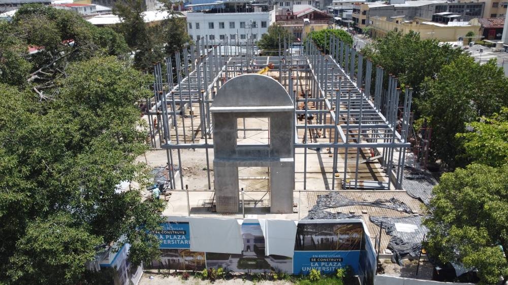 La Plaza Universitaria prevé ser un mercado café y se construye en el terreno donde se fundó la Universidad de El Salvador y se prevé que sea el complemento de la Biblioteca Nacional. / Lisbeth Ayala.