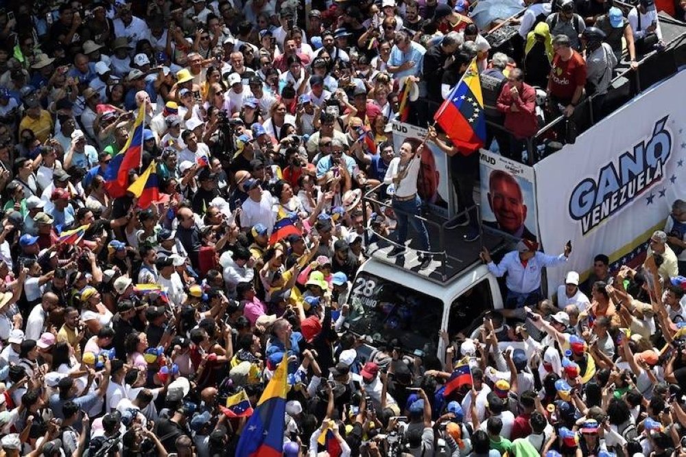 Miles de personas se volcaron a las calles de Caracas y otras ciudades venezolanas para protestar contra el fraude electoral del 28 de julio./ AFP