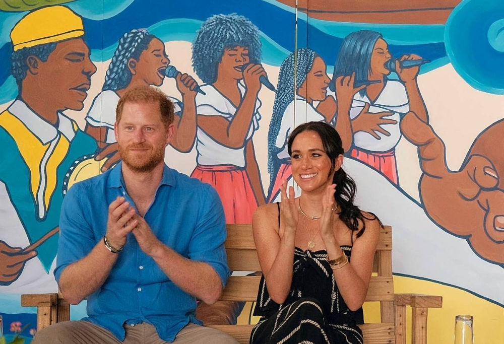 Enrique y su esposa disfrutaron este sábado de un performance en la escuela de tambores La Boquilla, en Cartagena. / AFP,image_description: