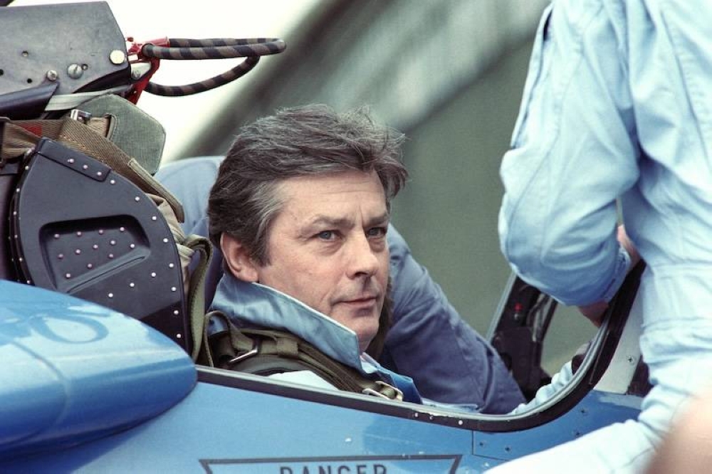 Alain Delon en una imagen de 1988 abordo de un avión de un avión de la Fuerza Aérea francesa./AFP 