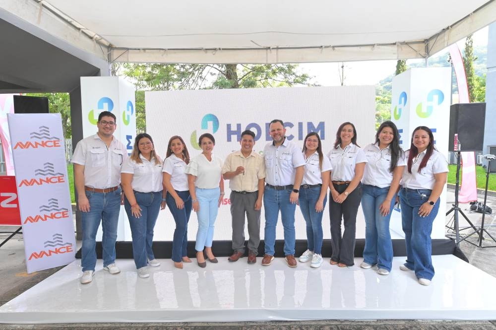 Esta promoción fue diseñada para agradecer y reconocer la lealtad de clientes, usuarios finales, constructores, y aliados estratégicos de Holcim como son los ferreteros y miembros de la red Disensa, actores fundamentales en la construcción del país. Cortesía,image_description: