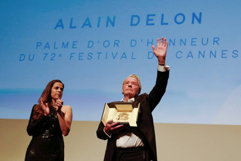 Alain Delon fue honrado con la Palma de Oro en el Festival de Cannes en 2019, donde fue acompañado por su hija Anouchka Delon. Photo by Valery HACHE / AFP