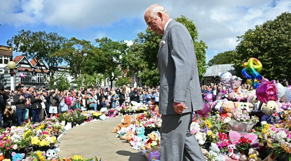 Carlos III ante los tributos en Southport Town Hall. Photo by Paul ELLIS / AFP,image_description: