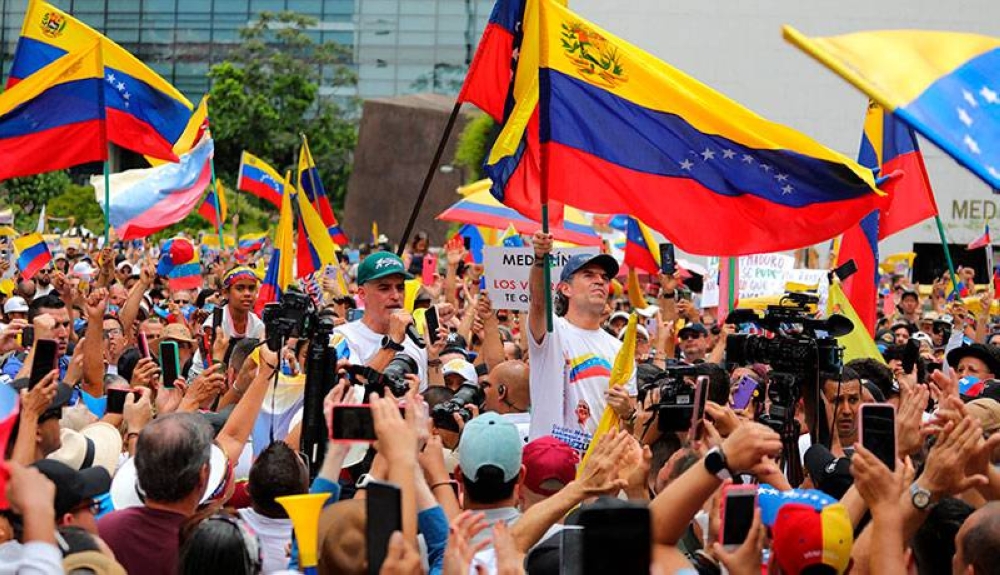 La oposición reivindica la victoria de su candidato Edmundo González Urrutia y tacha de fraudulenta la reelección de Maduro, que también convocó a sus seguidores a manifestaciones en todo el país./ AFP,image_description: