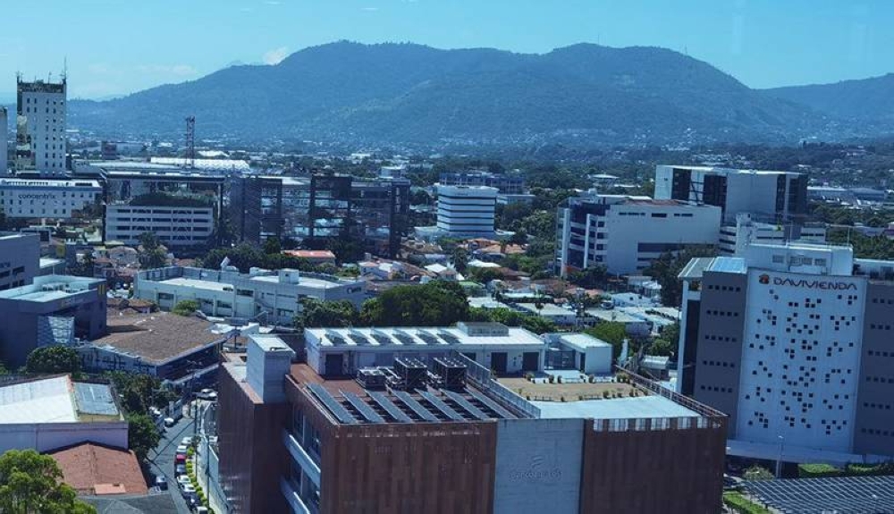 Vista panorámica del centro financiero en San Salvador, que reúne sedes de los bancos más grandes del país. /DEM,image_description: