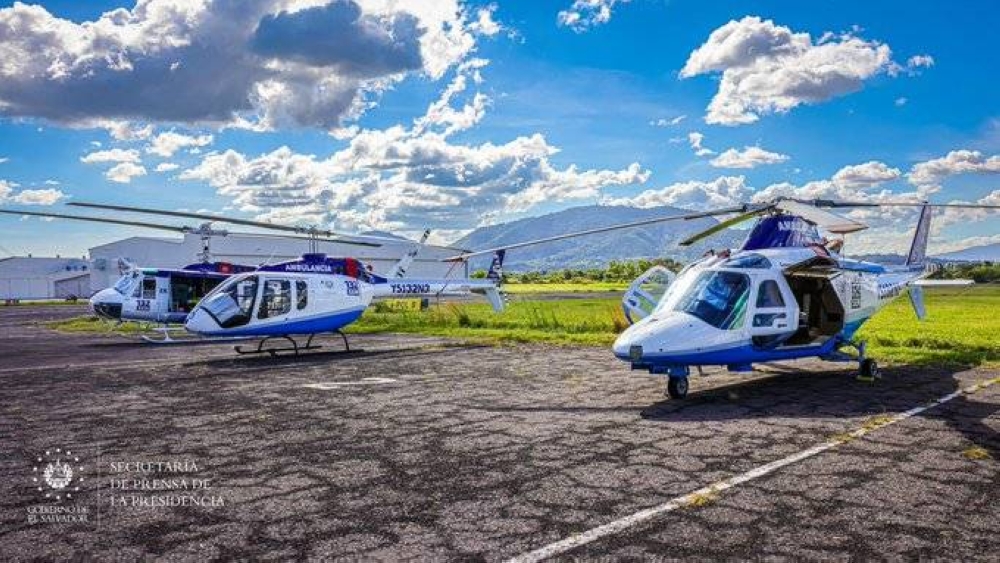 Actualmente, según el gobierno, el público Sistema de Emergencias Médicas dispone de varios helicópteros ambulancias para todos los salvadoreños. / Secretaría de Prensa.,image_description: