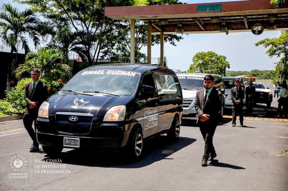 Caravana fúnebre de la familia Morales asesinada en Estados Unidos. Los restos fueron repatriados con asistencia de Cancillería de El Salvador. /Capres,image_description: