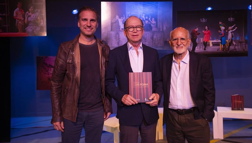 Alejandro Poma, vicepresidente de Fundación Poma David Rocha, investigador y crítico teatral y Roberto Salomón, director artístico de Teatro Luis Poma, presentaron la publicación impresa. / Fotos: René Figueroa,image_description: