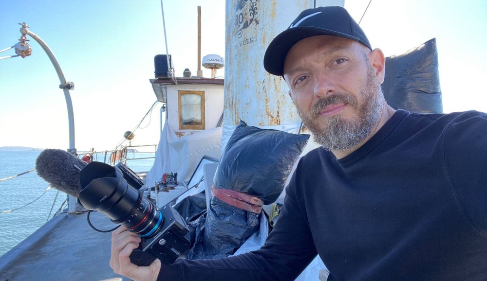 Paolo Hasbún filma estos días el viaje del buque hacia la costa salvadoreña, donde permanecerá por un año en reparaciones.,image_description: