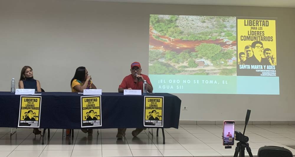 Yanira Cortez, abogada ambiental, Amalia López, representante de la Alianza contra la Privatización del Agua, y Alfredo Leiva, directivo de la ADES. / YM.,image_description: