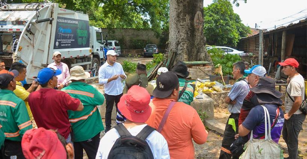 Alcalde Jorge Escamilla junto a empleados de desechos sou0301lidos de La Libertad Norte. / FB Gobierno Municipal de La Libertad Norte.,image_description: