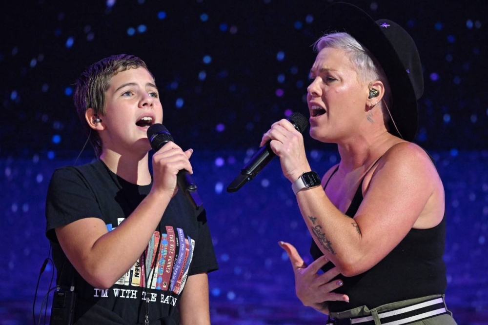 La querida cantante Pink y su hija Willow se unieron a la fiesta demócrata este jueves. / Photo by SAUL LOEB / AFP,image_description:Democratic National Convention  Day 4