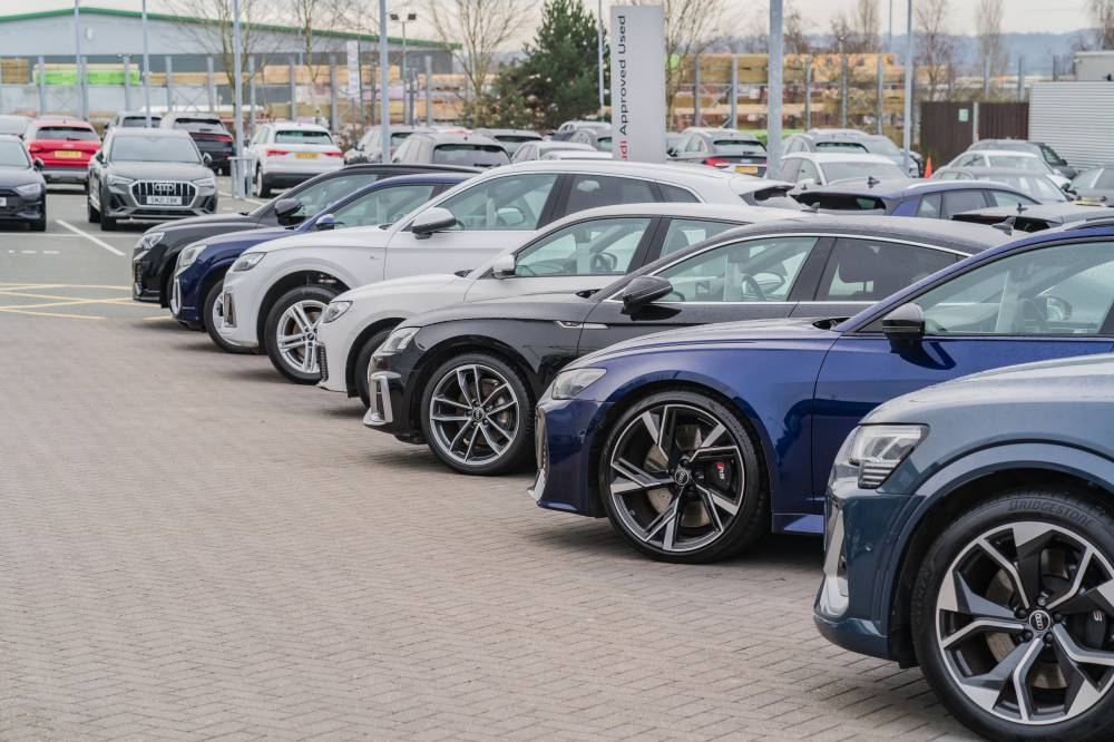 La industria espera que las ventas cierren con un crecimiento de un 3 . /DEM,image_description:A Row Of Audis Parked At A Car Dealership Lot