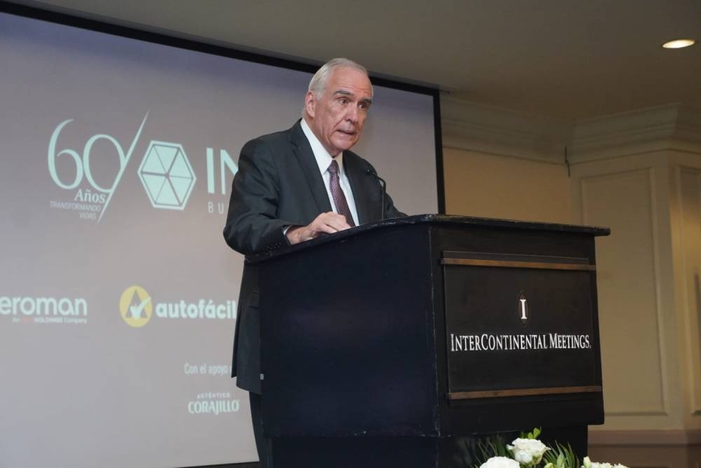 Enrique Bolaños, rector del INCAE, en su discurso durante la celebración del 60 aniversario en San Salvador./Francisco Valle,image_description: