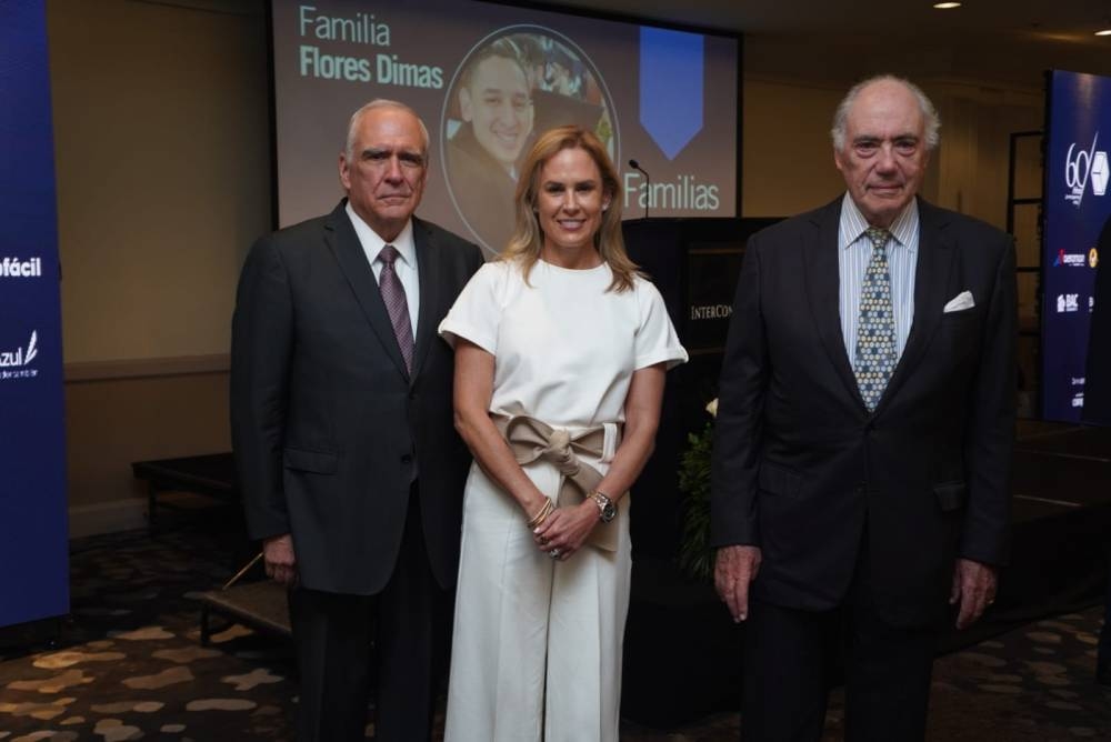 El rector del INCAE, Enrique Bolaños junto a la Presidenta del Comité Nacional de INCAE en El Salvador, Alexandra Araujo de Sola y don Francisco de Sola (hijo).