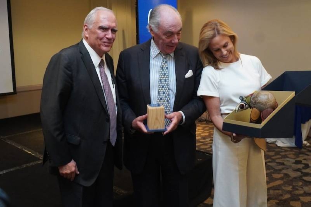 El rector Bolaños junto a don Francisco de Sola (hijo) y Alexandra Araujo de Sola, presidenta del Comité INCAE en El Salvador.