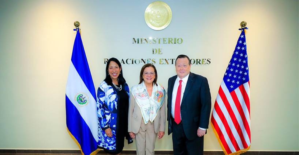 de Estado para Asuntos de Organizaciones Internacionales de EEUU, Michele Sison, junto a la canciller salvadoreña, Alexandra Hill Tinoco, y el embajador de EEUU en El Salvador, William Duncan. / @cancilleriasv