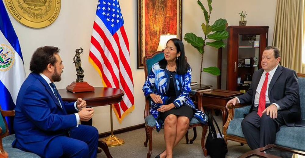 Subsecretaria de Estado para Asuntos de Organizaciones Internacionales de EEUU, Michele Sison, junto al vicepresidente, Félix Ulloa, y el embajador de EEUU en El Salvador, William Duncan. / VCpresidenciaSV,image_description: